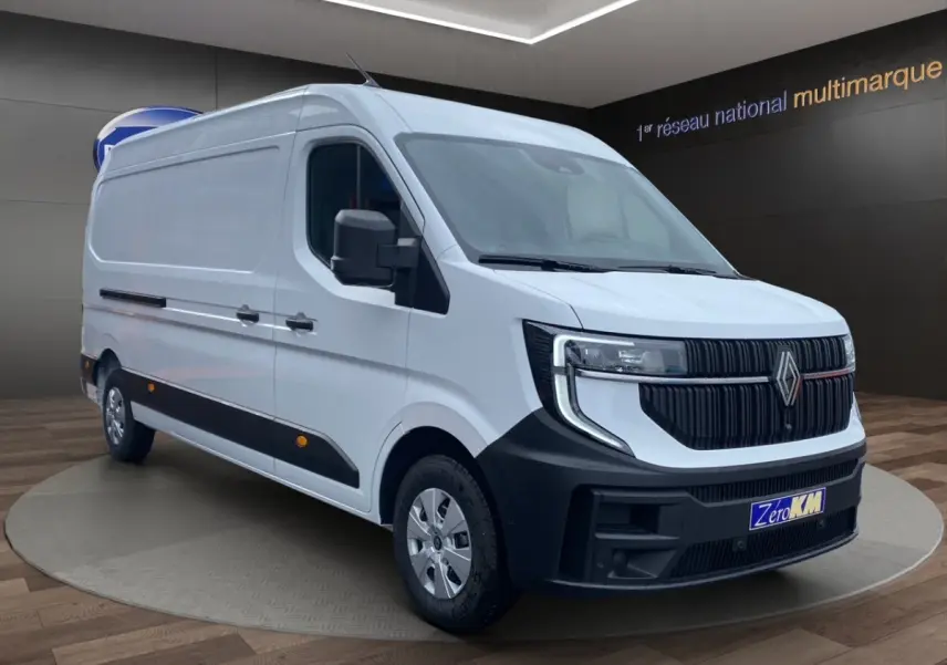Renault Master blanc en vue 3/4 avant droit, avec calandre noire et feux LED distinctifs.