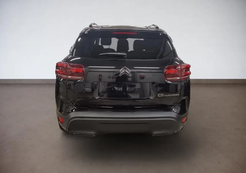Vue arrière d'un Citroën C5 Aircross Hybrid 145 noir Perla avec hayon électrique et feux arrière LED 3D.