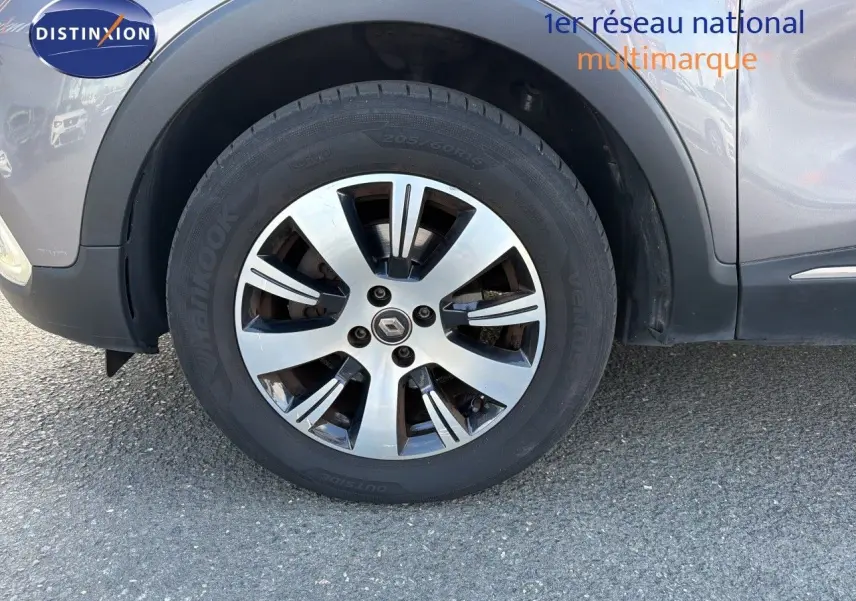 Gros plan sur la roue avant gauche du Renault Captur gris Cassiopée, mettant en valeur la jante alliage 16 pouces.