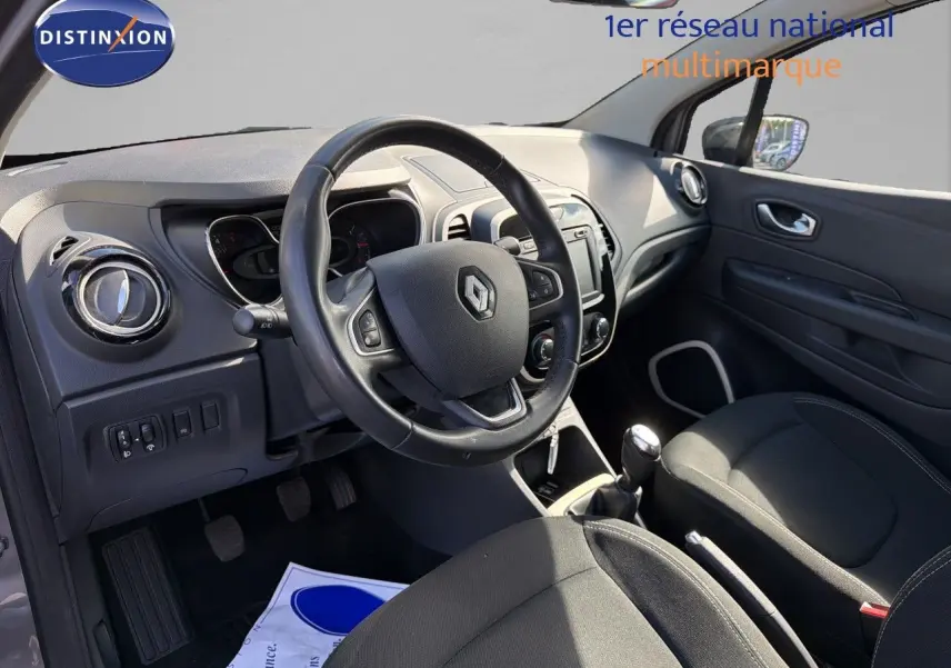 Intérieur avant droit du Renault Captur Zen gris Cassiopée 2019, volant multifonctions et boîte manuelle visibles.