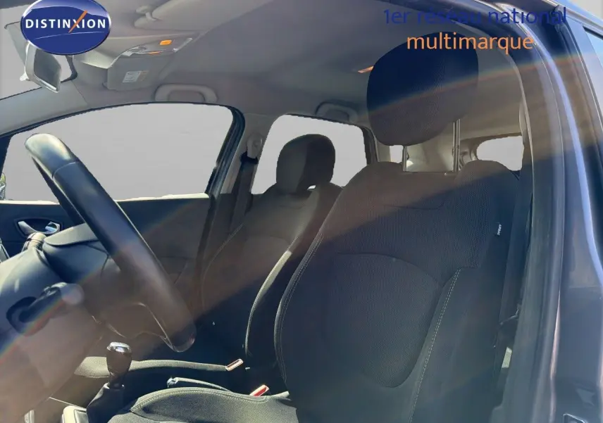 Intérieur du Renault Captur Zen 2019 en gris cassiopée, vue côté conducteur montrant les sièges noirs et le levier de vitesses manuel.