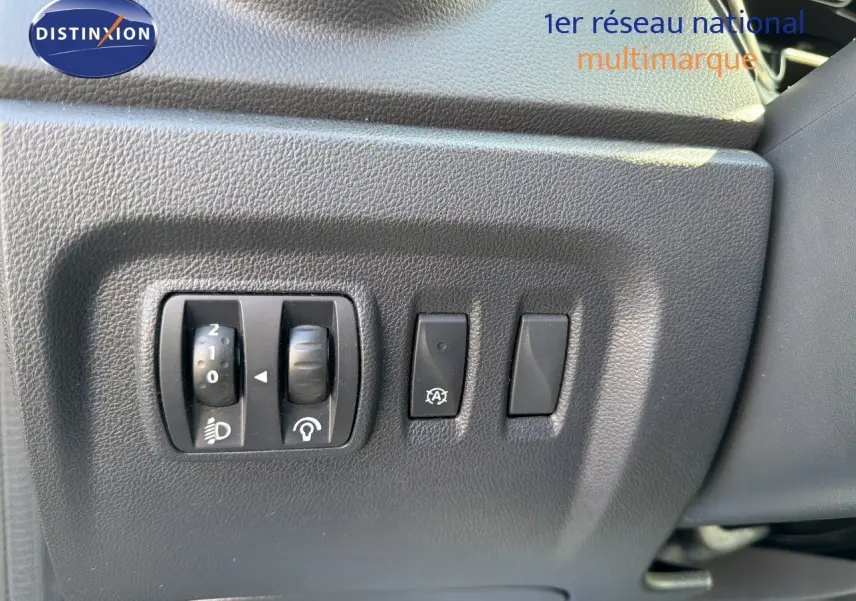Gros plan sur les commandes d’éclairage et de réglage du tableau de bord du Renault Captur Gris Cassiopée, côté conducteur.