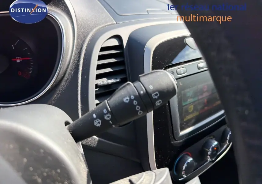 Détail intérieur du Renault Captur gris Cassiopée 2019, montrant la commande d’essuie-glace côté gauche et la console centrale.