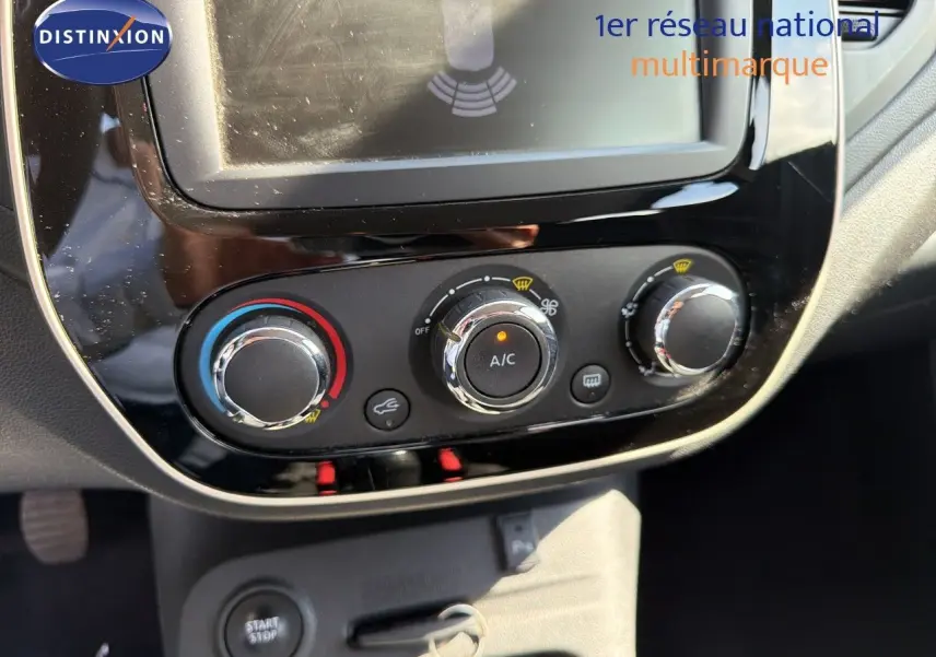 Gros plan sur la console centrale du Renault Captur gris cassiopée 2019, montrant les commandes de climatisation et l'écran tactile.
