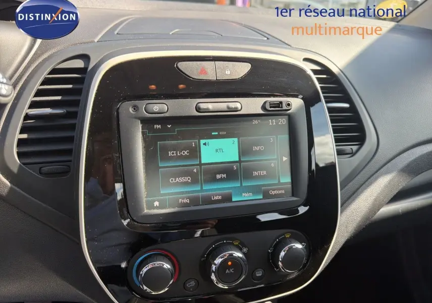 Vue rapprochée du tableau de bord du Renault Captur gris Cassiopée 2019, avec écran tactile et commandes climatisation.