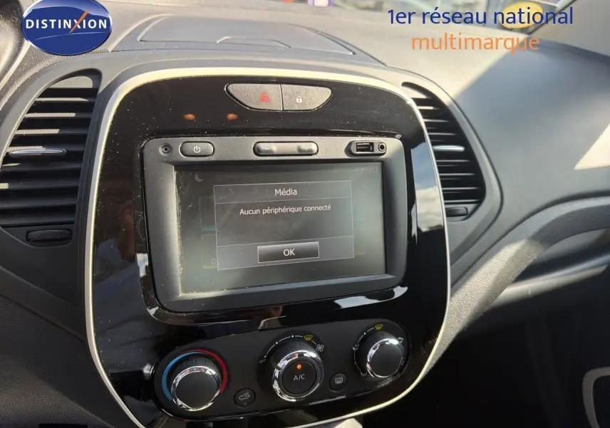 Vue rapprochée de la console centrale du Renault Captur gris cassiopée 2019 avec écran tactile et commandes climatisation.