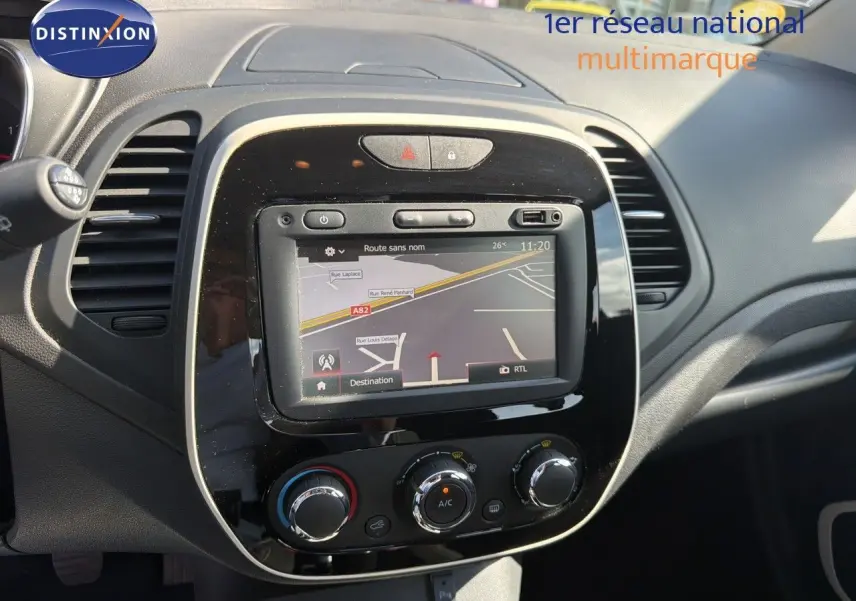 Vue rapprochée de la console centrale du Renault Captur gris cassiopée 2019, avec écran tactile GPS et commandes climatiques.