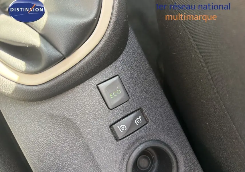Gros plan sur la console centrale du Renault Captur gris cassiopée 2019, montrant les boutons ECO et régulateur de vitesse.