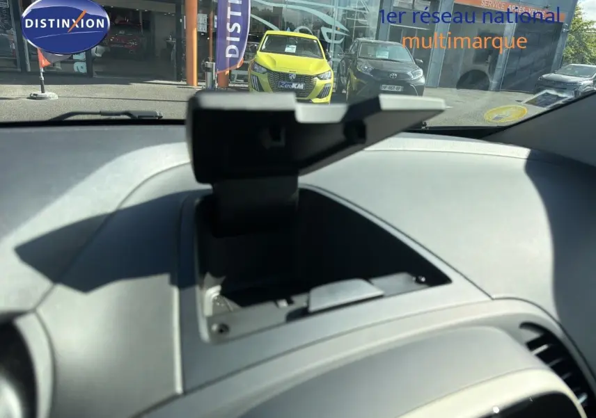 Vue intérieure du tableau de bord du Renault Captur gris Cassiopée 2019, avec boîte manuelle, montrant un rangement ouvert.
