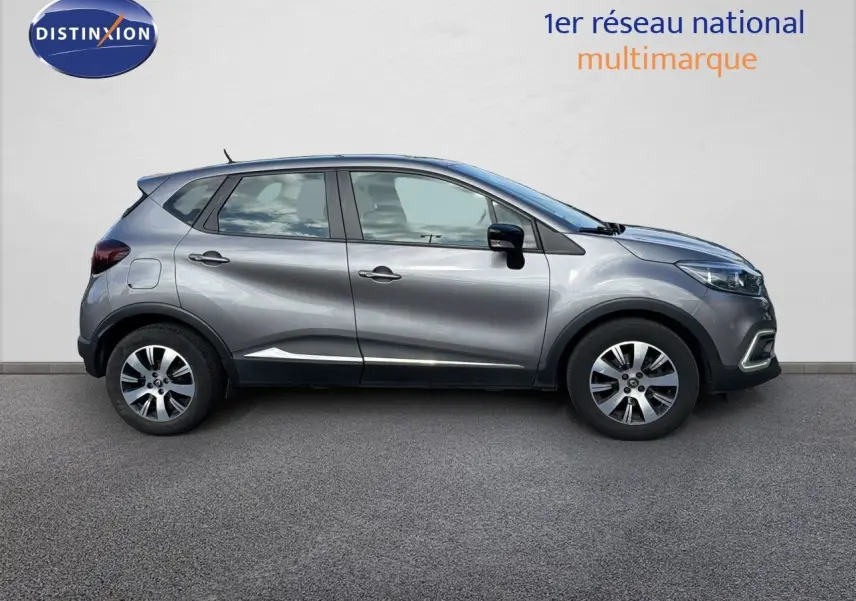 Profil côté gauche d'un Renault Captur gris Cassiopée 2019, version Zen diesel, avec jantes alliage bicolores.