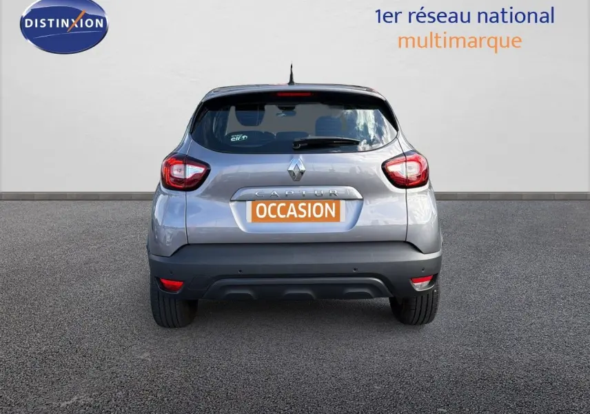 Vue arrière d'un Renault Captur gris Cassiopée 2019 avec plaque "OCCASION" sur fond neutre.
