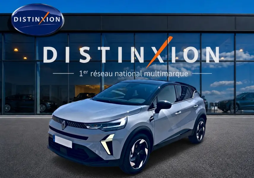 Renault Captur 2026 gris Rafale toit noir en 3/4 avant droit, avec jantes alu et feux LED distinctifs.