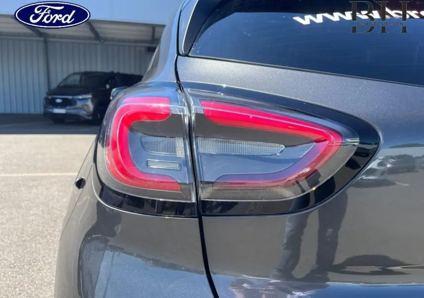 Gros plan sur le feu arrière droit du Ford Puma 2024 en Gris Solar Métallisée, soulignant son design moderne et lumineux.