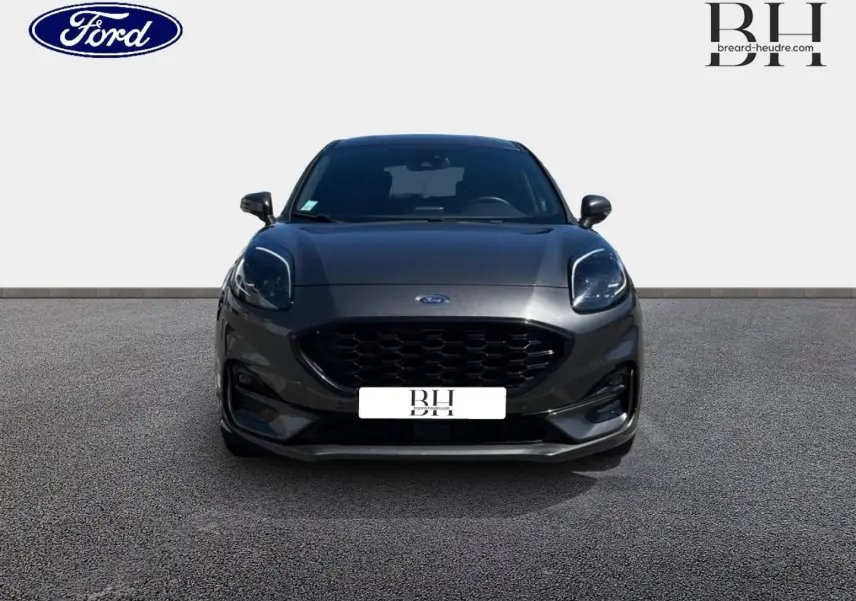 Vue frontale d'une Ford Puma 2024 gris Solar métallisé avec calandre noire et phares LED distinctifs.