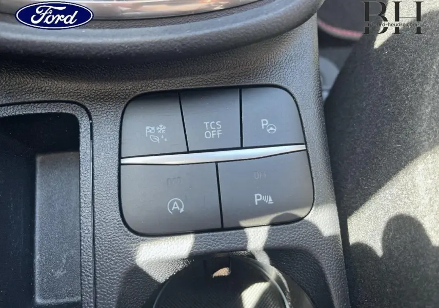 Gros plan sur les boutons de commande du pack parking du Ford Puma 2024 en intérieur, finition ST-Line.