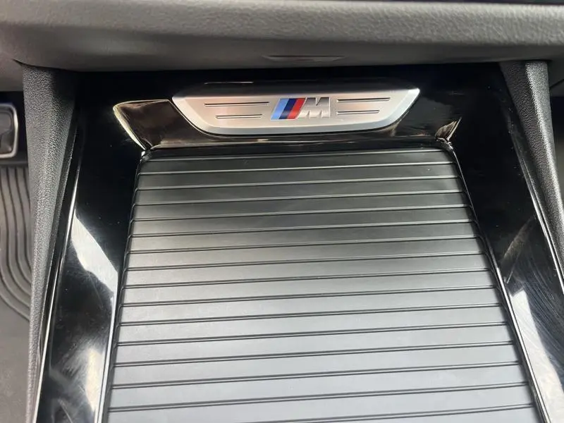 Gros plan sur la console centrale noire brillante avec logo M chromé soulignant la finition sportive du BMW X3 M40iA 2019.