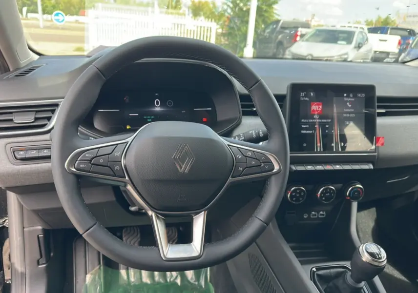 Vue intérieure centrée sur le volant et tableau de bord de la Renault Clio DCI 100 Evolution Camera noir étoilé 2025.