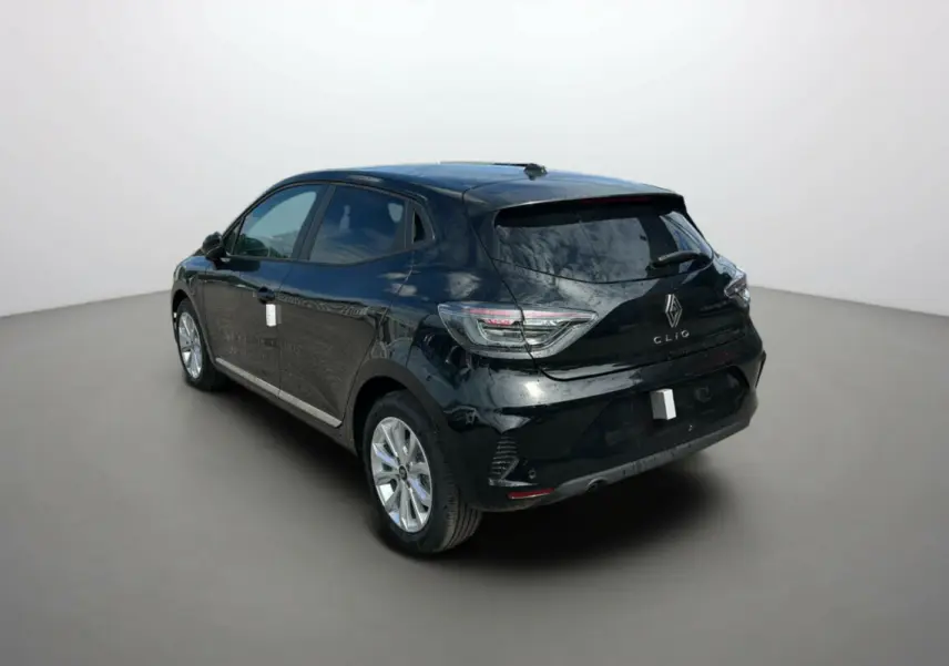 Renault Clio DCI 100 Evolution Camera noir étoilé vue 3/4 arrière droit sur fond neutre.