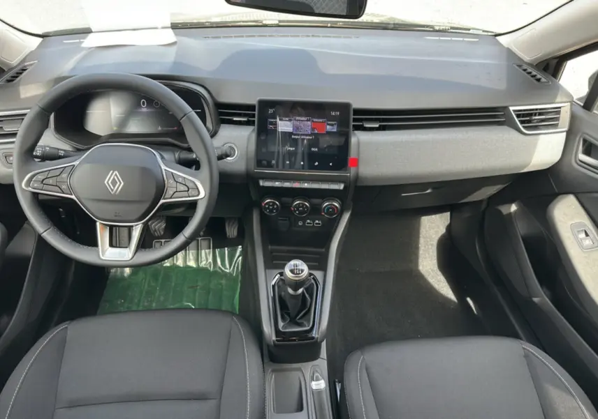Vue intérieure avant de la Renault Clio DCI 100 Evolution Camera 2025 avec tableau de bord noir et boîte manuelle.