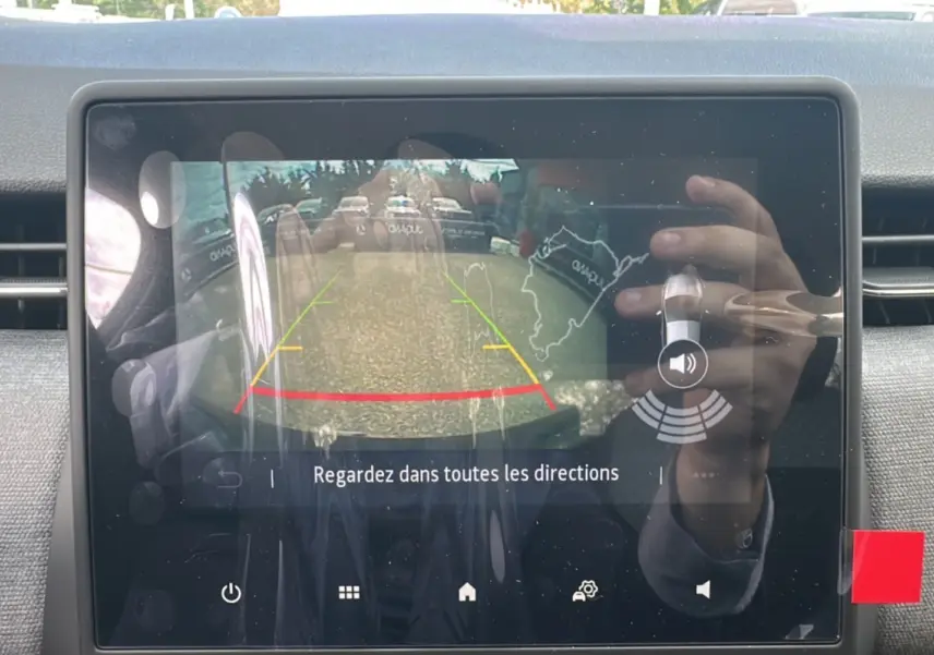 Écran de caméra de recul affichant les lignes de guidage dans une Renault Clio DCI 100 Evolution Camera 2025 noire.