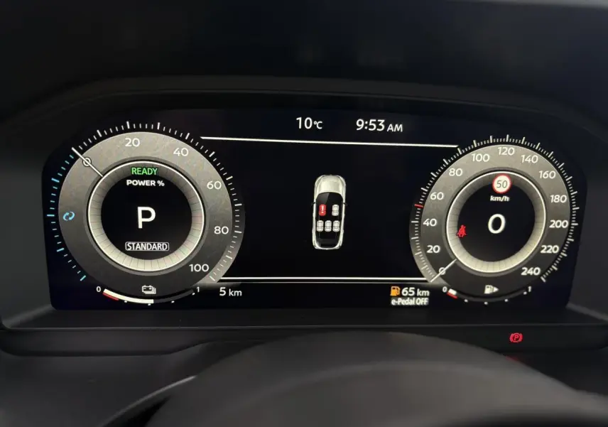Combiné d'instrumentation numérique du Nissan Qashqai 2025 affichant la vitesse, la température et l'état des portes ouvertes.