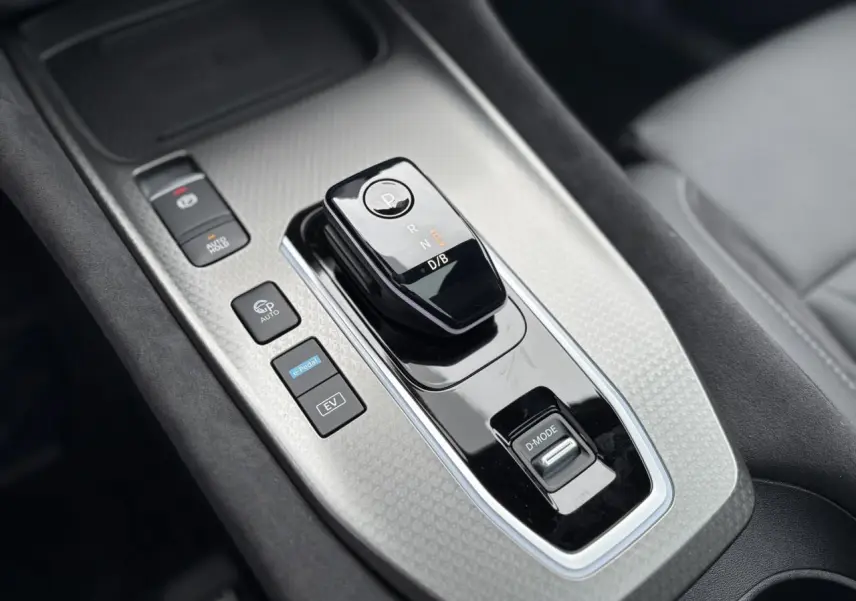 Gros plan sur la console centrale du Nissan Qashqai 2025 avec levier de vitesse automatique et boutons e-Pedal et D-Mode.