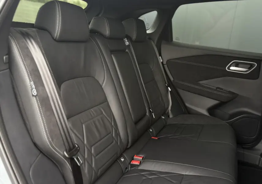 Vue latérale des sièges arrière en cuir noir avec surpiqûres blanches du Nissan Qashqai 2025 N-Design.