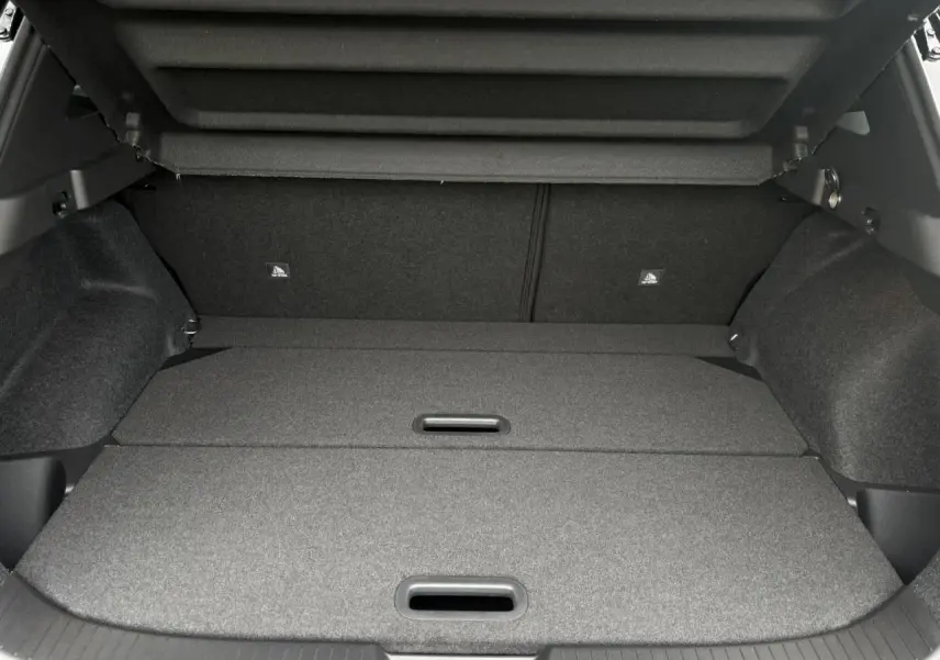 Coffre spacieux gris foncé du Nissan Qashqai 2025 NV 1.5 e-Power avec plancher modulable et cache-bagages relevé.