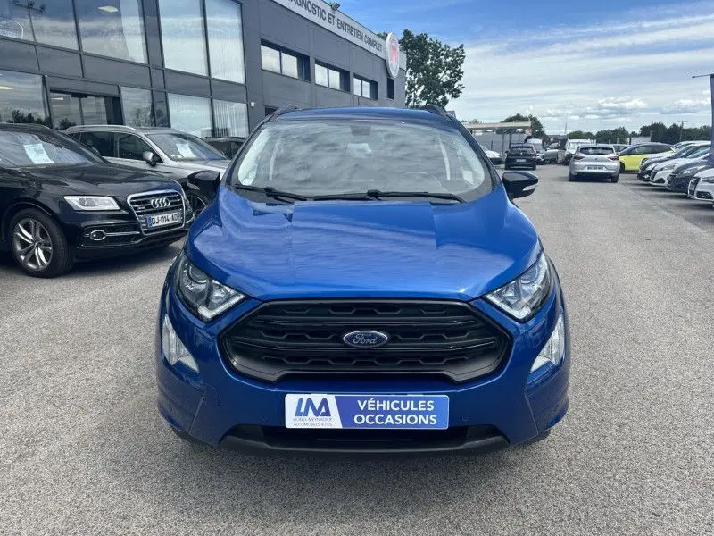 Vue avant d'un Ford EcoSport bleu métal 2018, version 1.0 Ecoboost 125 cv ST Line, avec calandre noire distinctive.
