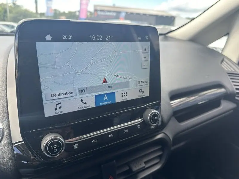 Écran tactile du système de navigation du Ford Ecosport bleu métal 2018, vue intérieure côté passager.