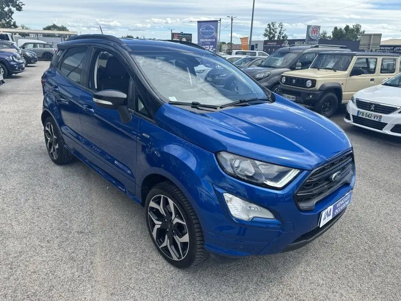 Ford EcoSport 1.0 Ecoboost 125 cv ST Line bleu métal, vue 3/4 avant droit avec jantes alliage noires et grises.