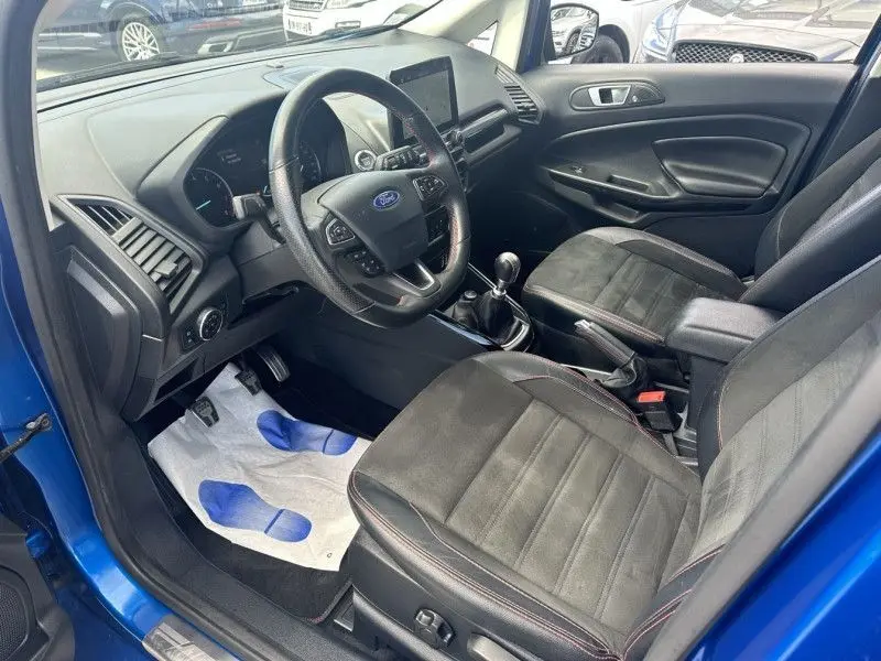 Vue intérieure côté conducteur du Ford Ecosport bleu métal 2018, avec volant multifonction et boîte manuelle visible.
