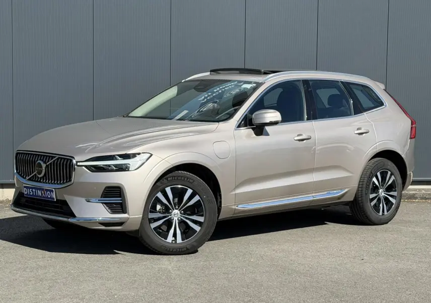 Volvo XC60 T6 AWD PHEV gris Dusk en 3/4 avant droit avec toit ouvrant panoramique et jantes alliage noires.