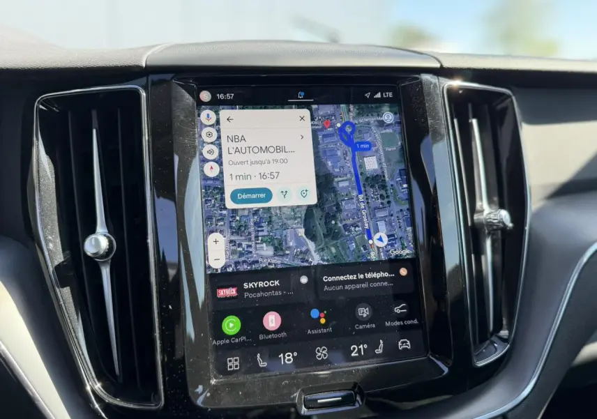 Écran tactile central du Volvo XC60 gris Dusk, vue rapprochée du système de navigation et commandes climatisation.