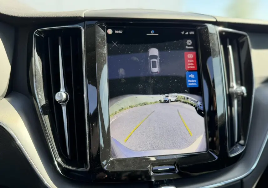 Vue rapprochée de l’écran tactile central affichant la caméra de recul dans l’habitacle du Volvo XC60 gris Dusk.