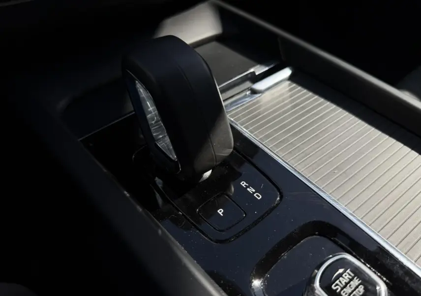 Gros plan sur le levier de vitesses automatique et bouton Start/Stop du Volvo XC60 T6 AWD PHEV 2024, finition Style Chrome.