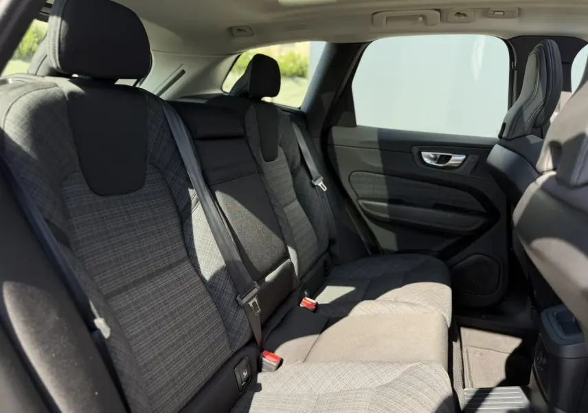 Vue latérale intérieure des sièges arrière gris à motifs du Volvo XC60 T6 AWD PHEV 350 Plus Style Chrome 2024.