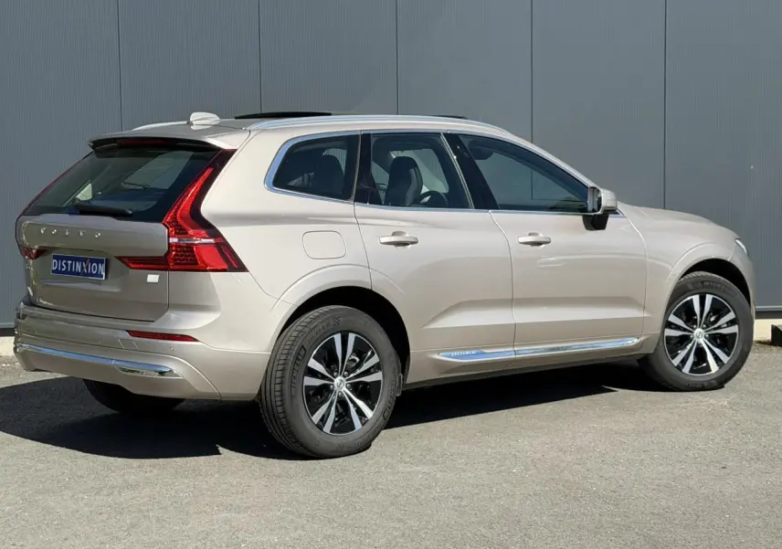 Vue 3/4 arrière droite du Volvo XC60 T6 AWD PHEV 2024 en gris Dusk avec jantes alliage et contours chromés.