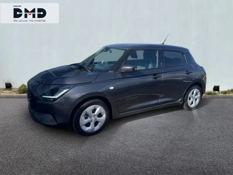 Suzuki Swift 1.2 Hybrid 83ch Privilège 2024 en Mineral Gray Metal vue de profil côté gauche sur fond clair.