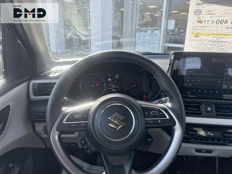 Vue intérieure centrée sur le volant cuir multifonction de la Suzuki Swift 1.2 Hybrid 83ch Privilège 2024 en Mineral Gray Metal.