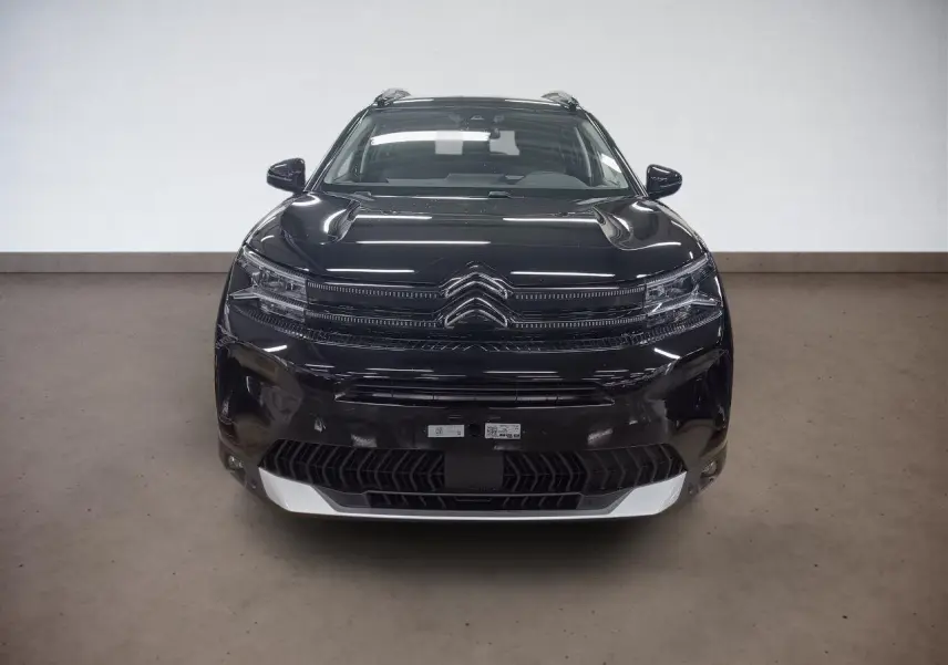 Vue frontale du Citroën C5 Aircross Hybrid 145 noir Perla avec calandre distinctive et hayon électrique visible.