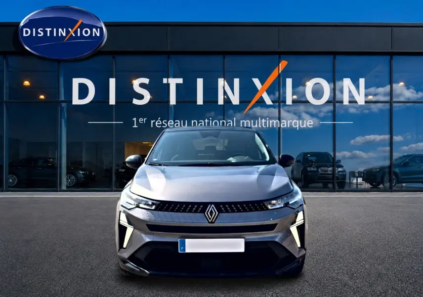 Vue avant du Renault Captur 1.2 TCe 115 Techno en gris Cassiope avec toit noir, devant une vitrine Distinxion.