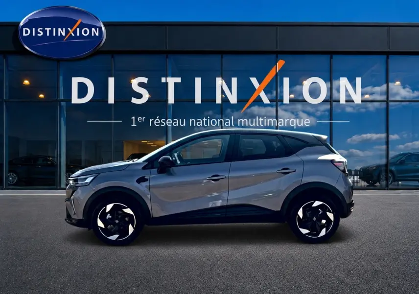 Profil droit d'un Renault Captur 2026 gris Cassiope avec toit noir, jantes alu et feux arrière LED visibles.