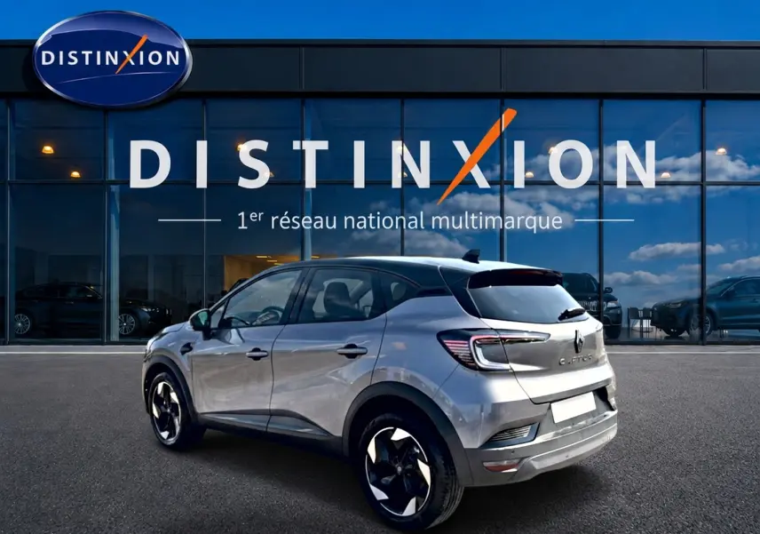 Renault Captur 1.2 TCe 115 Techno gris cassiope avec toit noir, vue 3/4 arrière droit devant showroom Distinxion.