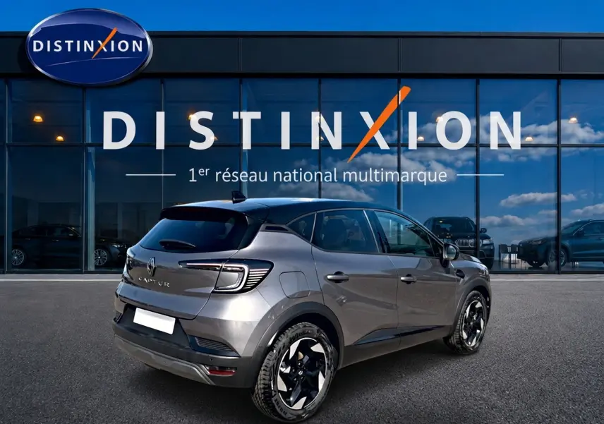 Renault Captur 1.2 TCe 115 Techno gris Cassiope toit noir, vue 3/4 arrière côté droit, jantes alu distinctives.