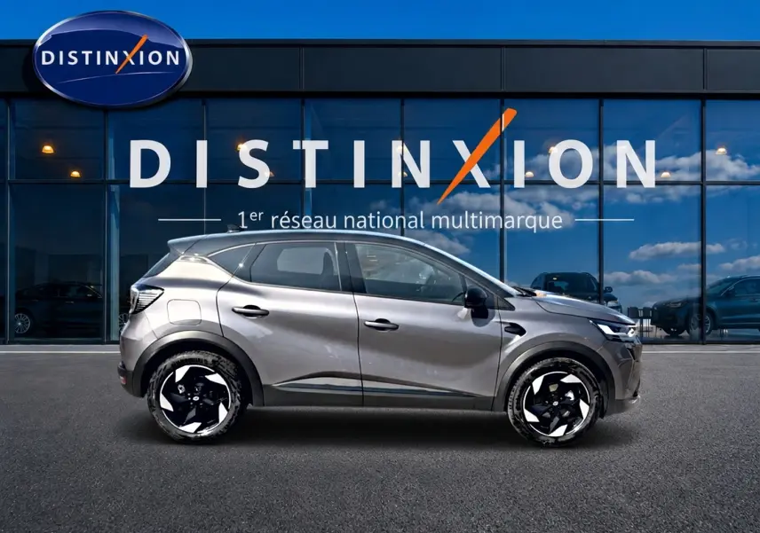 Profil droit du Renault Captur 1.2 TCe 115 Techno gris Cassiope avec toit noir, jantes alu noires et blanches.