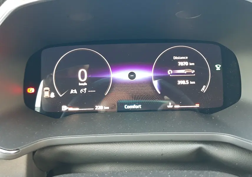 Tableau de bord numérique du Renault Captur 2024 affichant la vitesse, autonomie et mode Confort en vue frontale.