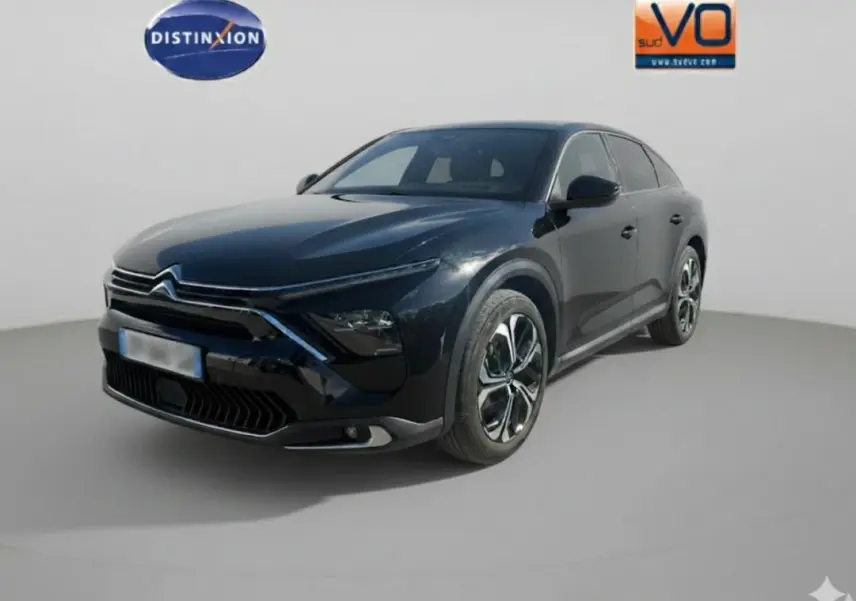 Citroën C5 X noir en 3/4 avant droit, avec jantes alliage 19 pouces et phares fins caractéristiques.