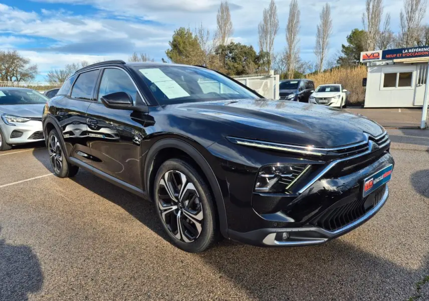 Citroën C5 X noire vue 3/4 avant droit, jantes alliage 19 pouces et calandre distinctive en extérieur.