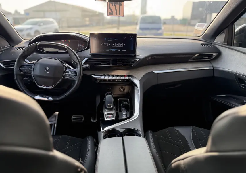 Vue intérieure avant du Peugeot 3008 gris 2022, avec tableau de bord numérique et écran tactile central.